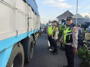 Cegah Kemancetan, Polsek Ranuyoso Laksanakan Pengamanan dan Pengaturan di Pasar 