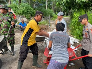 Pasca Banjir, TNI-Polri dan Masyarakat Kerja Bakti Pemasangan Bronjong di Sungai Kali Asem