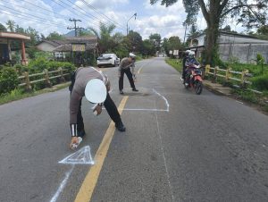 Antisipasi Kecelakaan Lalulintas, Satlantas Polres Mempawah Berikan Tanda di Jalan Berlubang