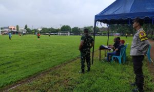 Bhabinkamtibmas Ngronggo Pantau Pertandingan Sepakbola Gala Siswa Indonesia Antar SMP se-Kota Kediri