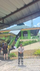Polsek Dolok Pardamean Jamin Keamanan Sholat Jumat di Masjid Khirul Bariyah Al-Amin
