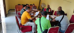 Menjelang Bulan Bakti Gotong Royong, Kapolsek dan danramil melaksanakan rapat di kecamatan mlandingan