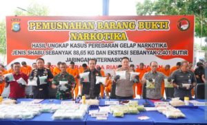 Irjen M. Iqbal Mengultimatum: Tidak Ada Lagi Sebutan “Kampung Narkoba” di Riau : Polda Riau Musnahkan 88,65 kg Sabu dan 2.401 Butir Ekstasi