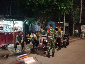 Jaga Situasi Kamtibmas agar Tetap Aman, Sinergi TNI dan Polri di Kelurahan Sokoduwet Lakukan Patroli Dialogis 