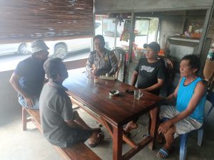 Polsek Panei Tongah Gelar Patroli Dialogis di Warung Kopi Pak Siagian untuk Tingkatkan Keamanan