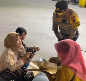 Kapolresta Surakarta Borong Dagangan Penjual Sate Keliling, Dibagikan kepada Anggota dan Suporter