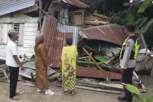 Anggota Polsek Tanjung Raja Cek Lokasi Rumah Roboh Akibat Angin Kencang