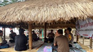 Kapolres Lombok Barat Gelar Jumat Curhat di Pantai Cemara Kupu-kupu, Dengarkan Keluhan Nelayan