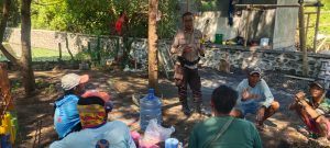 Polsek Dringu Giatkan Jumat Curhat di Desa Randuputih, Beri Pencerahan Cara Lapor Kehilangan Dokumen Penting