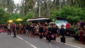 Polsek Sekotong Sigap Amankan dan Atur Arus Lalu Lintas Nyongkolan di Dusun Tawun