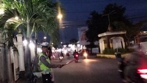 Satlantas Polres Lombok Barat Gelar Pengamanan Sholat Maghrib di Dua Masjid, Ciptakan Keamanan dan Kenyamanan Ibadah