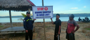 Bhabinkamtibmas Polsek Lasalimu Bersama Pemerintah Desa Larang Warga Buang Sampah Dilaut