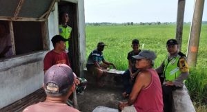 Patroli dialogis Anggota Polsek Megaluh bersama masyarakat desa Gongseng Kec Megaluh