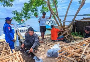 Sambangi Masyarakat Nelayan di pesisir Pantai, Sat Polair Polres Kepulauan Tanimbar Imbau pentingnya keselamatan