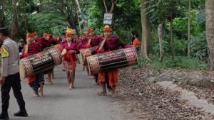 Sinergi Bhabinkamtibmas Jaga Kelancaran Tradisi Nyongkolan di Gerung, Lombok Barat