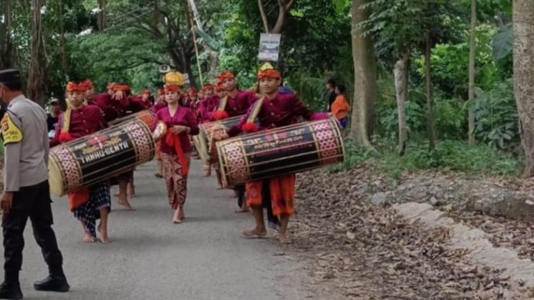 Tradisi Adat Nyongkolan di Gerung Berjalan Lancar Berkat Sinergi Bhabinkamtibmas