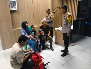 Sigap, Personil Polda Banten Evakuasi Pemudik Yang Sesak Nafas Di Dermaga VII