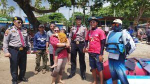 Ditpamobvit Polda Banten Berhasil Pertemukan Anak yang Terpisah Dengan Orang Tuanya di Pantai Anyer