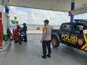 Arus Balik Lebaran, Personel Polsek Jatikalen Patroli dan Monitoring Stok BBM di SPBU Desa Munung