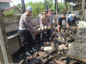 Kebakaran Warung di Desa Ngelang Magetan, Kapolsek Kartoharjo Bersama Tim Inafis Magetan Datangi TKP