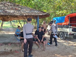 Petugas Pos Pelayanan Pantai Lakukan Patroli Dialogis, Sampaikan Himbauan Kamtibmas Kepada Wisatawan