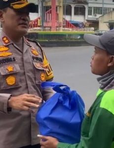 Suasana Lebaran kapolres PSP temui petugas kebersihan dan bagikan paket Sembako