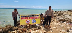 Cegah Laka Laut Polisi Pasang Banner Himbauan di Pantai Pamekasan