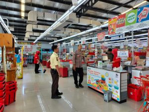 Sambangi Supermarket, Bhabinkamtibmas Banyuanyar Sampaikan Pesan Kamtibmas