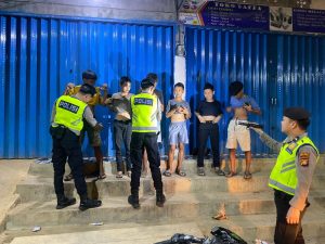 Patroli Rutin Personil Sat Samapta Polres Empat Lawang, Tim Patroli Melaksanakan Pengeledahan Kepada Beberapa Remaja Yang Nongkrong Di Malam Hari