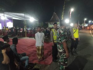 Sinergitas Polisi dan TNI Amankan Tradisi Kenduri Kupatan Massal Idul Fitri di  Desa Tugu