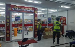 Polsek Papar Patroli Obyek Vital Sambang di Minimarket 
