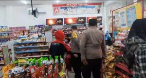 Polsek Ngasem Giat Patroli Siang Sambang Obyek Vital di Minimarket 