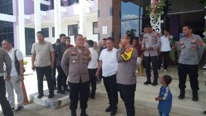 Kapolres Paser Hadiri Resepsi Pernikahan  Briptu Mummad Irwan Personil Polsek Tanjung Harapan.