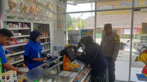 Anggota Polsek Kandat Beri Penyuluhan di Karyawan Minimarket 