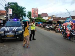 Beri Kemudahan Pengunjung Pasar, Polsek Sepulu Polres Bangkalan Pelayanan di Pagi Hari
