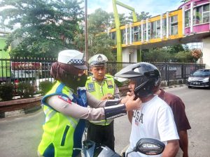 Personil Satuan Lalu Lintas Polres Prabumulih melaksanakan himbauan tertib berlalu lintas