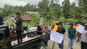 Polresta Mamuju Kawal Dan Amankan Aksi Unras Warga Di Kantor Desa Tanam Buah Sampaga