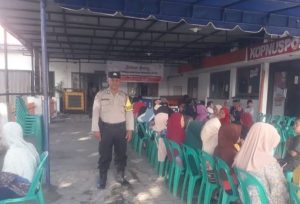 Bhabinkamtibmas Jaga Kelancaran Penyaluran BLT Sembako di Kantor Pos Padangsidimpuan