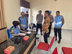 Peserta Seleksi Masuk Polri Mengikuti Pemeriksaan Administrasi Awal di Polresta Surakarta