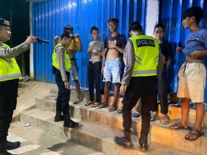 Nongkrong Di Malam Hari, Tim Patroli Personil Sat Samapta Polres Empat Lawang Melakukan Pengeledahan Kepada Beberapa Remaja Yang Sedang Nongkrong
