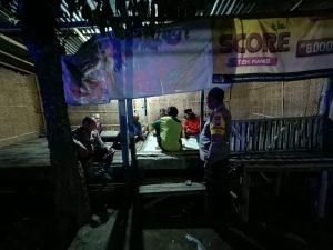 Anggota Polsek Puncu Rutin Patroli Malam Sambang di Pemukiman Penduduk