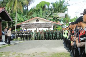 Personil gabungan TNI-Polri lakukan pengamanan kegiatan Festival Adat Masyarakat