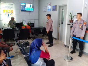 Patroli Polsek Jatikalen Lakukan Dialogis Di Kantor Bank BRI Unit Jatikalen