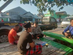 Kanit Binmas Polsek Panarukan Laksanakan Jumat Curhat Bersama warga Desa Kilensari