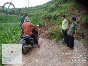 Polsek Pagerwojo Cek Lokasi Longsor Yang Menutup Jalan Dusun Bandung dan Dusun Bulusari