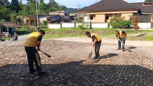 Jaga Kebersihan, Kapolsek Pakkat bersama Personel melaksanakan Kurve Sekitaran Mako