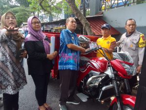 Pak Bhabin Monitoring Penyerahan Bantuan Sepeda Motor Roda Tiga untuk Pengangkut Sampah