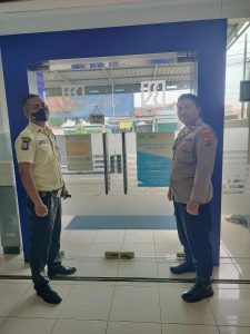 Personil Sat Pamobvit Polresta Tangerang melaksanakan kegiatan Patroli ke Bank BRI unit Tigaraksa Kab.Tangerang Banten