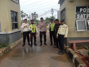 Panit Pam Waster dan Personil Sat Pamobvit Polresta Tangerang melaksanakan patroli dialogis di Kawasan Industri Cikupa Mas.