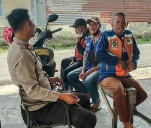 Bhabinkamtibmas Kel Gunung Ibul Utara Bripka Wahyu Perdana memberikan himbauan kamtibmas Antisipasi 3C